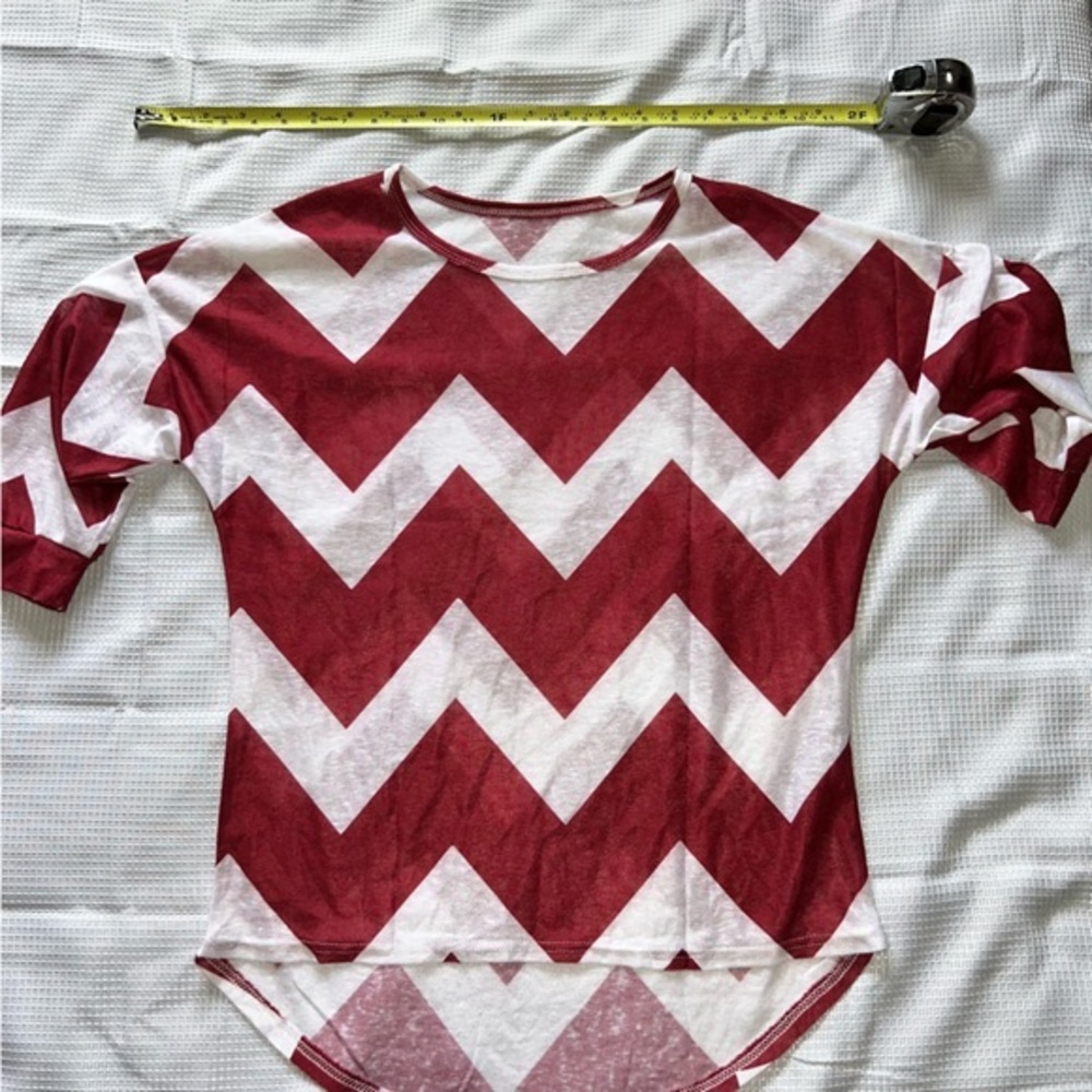 EUC red and white chevron pattern top with 3/4 sleeve E